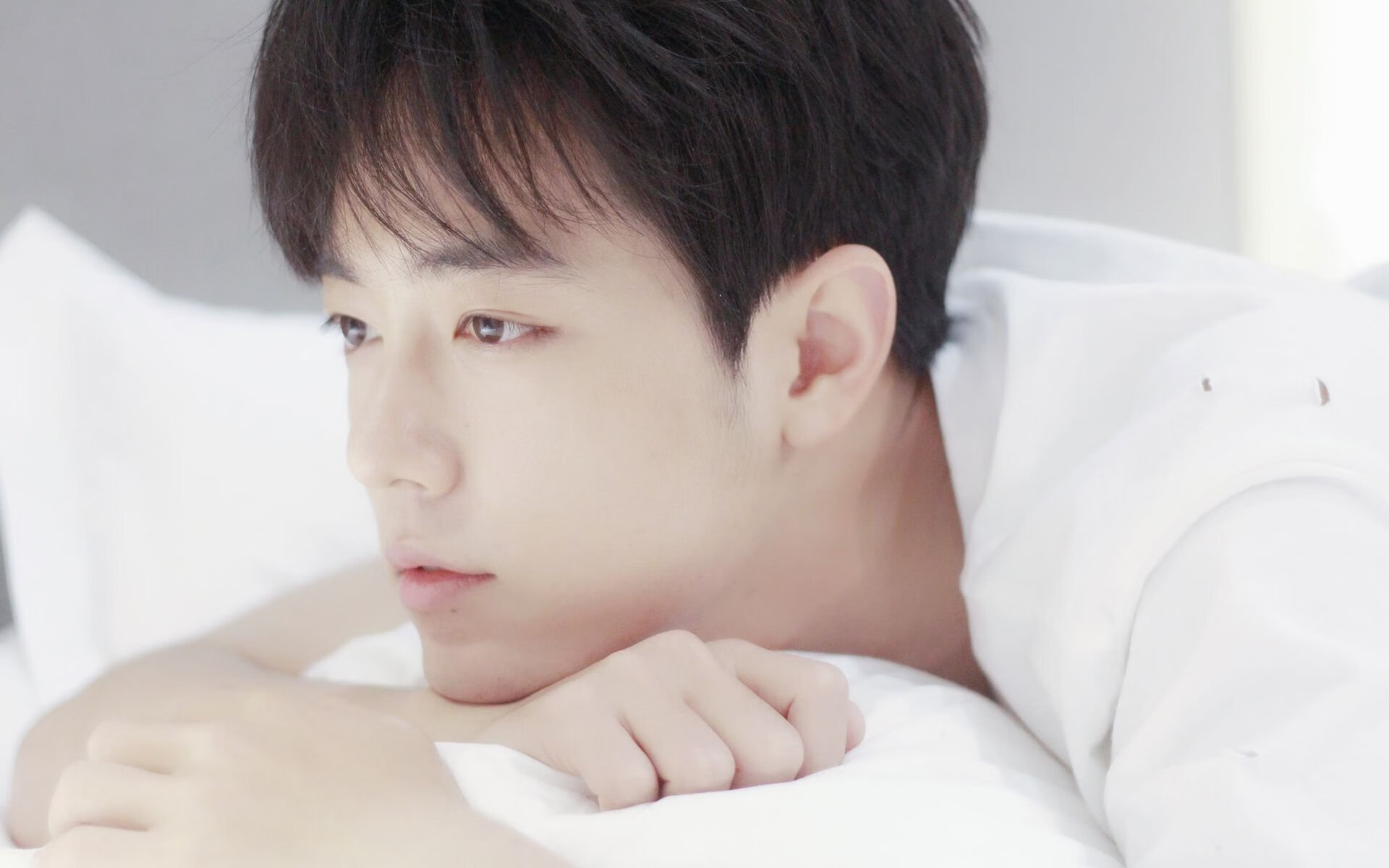 开云官方网站-湖人球员与球迷互动合照登上社交热搜榜，湖人队球员合照